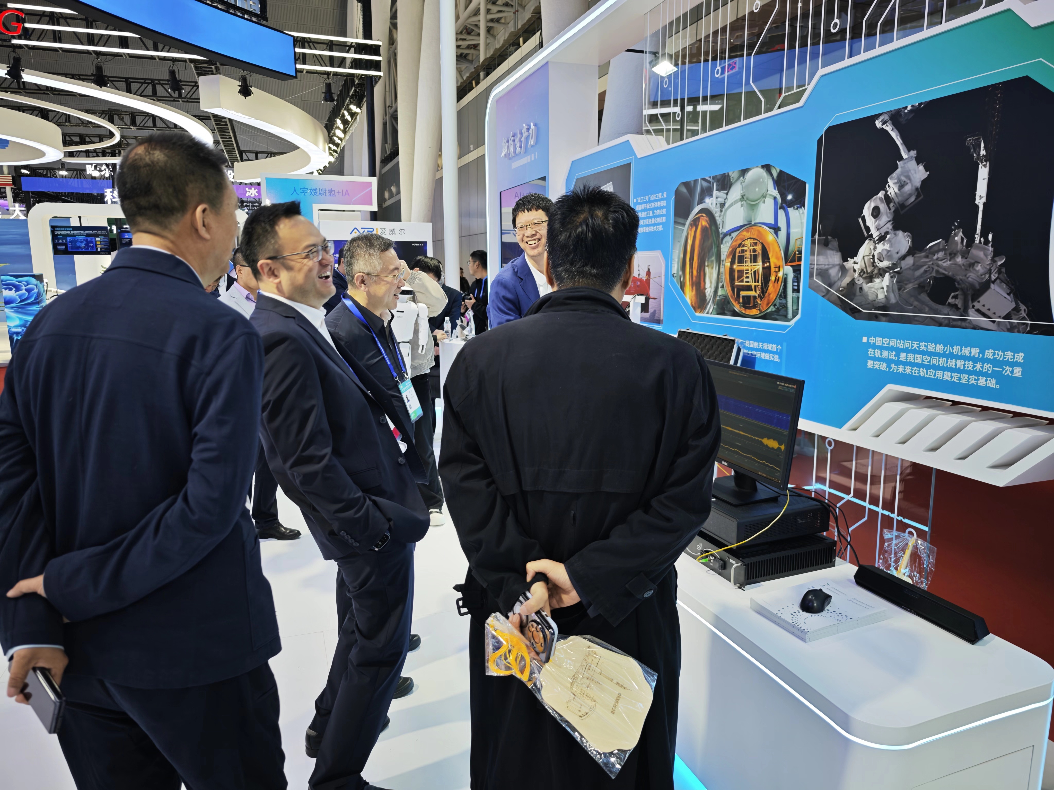 哈船光科亮相第34屆哈洽會(huì)：光纖“說(shuō)唱”黑科技，賦能智慧產(chǎn)業(yè)新場(chǎng)景